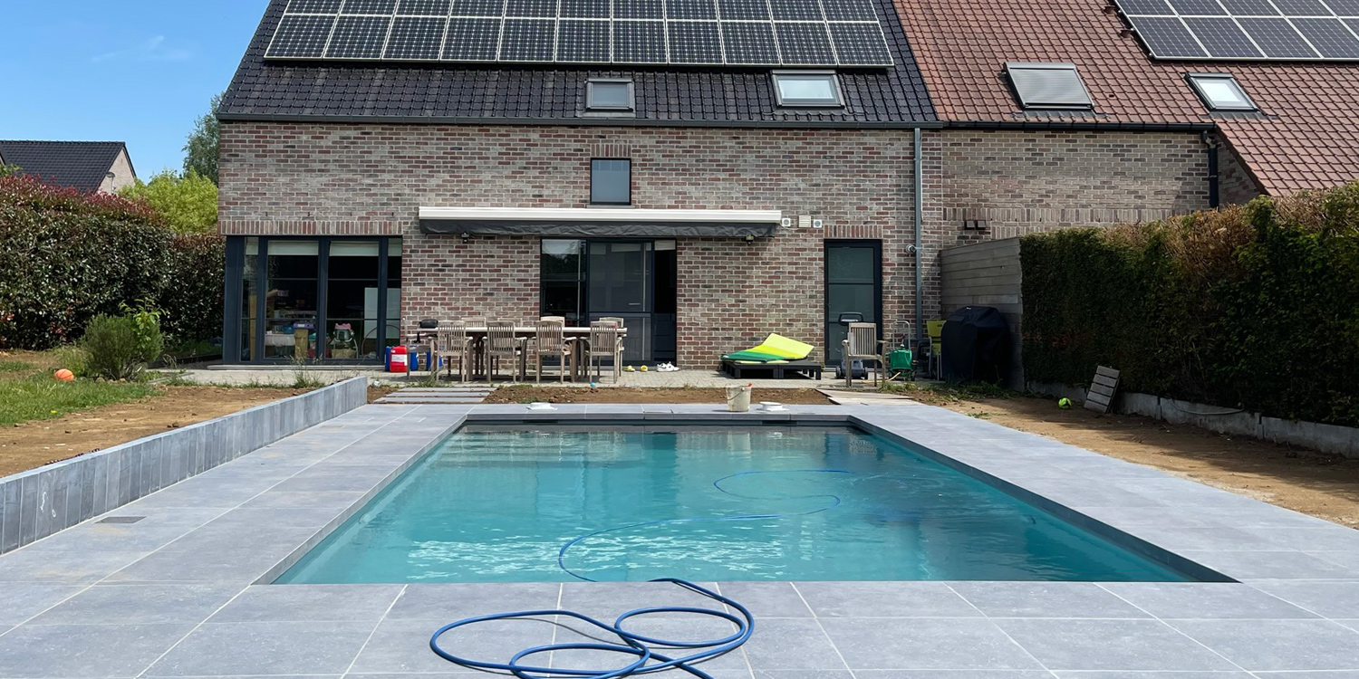Piscine extérieure avec abords en pierre bleue