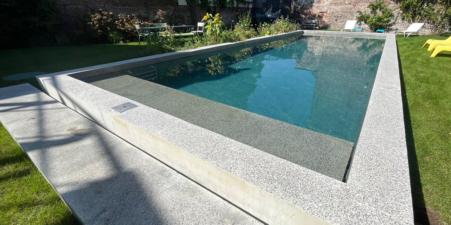 Piscine en béton brut