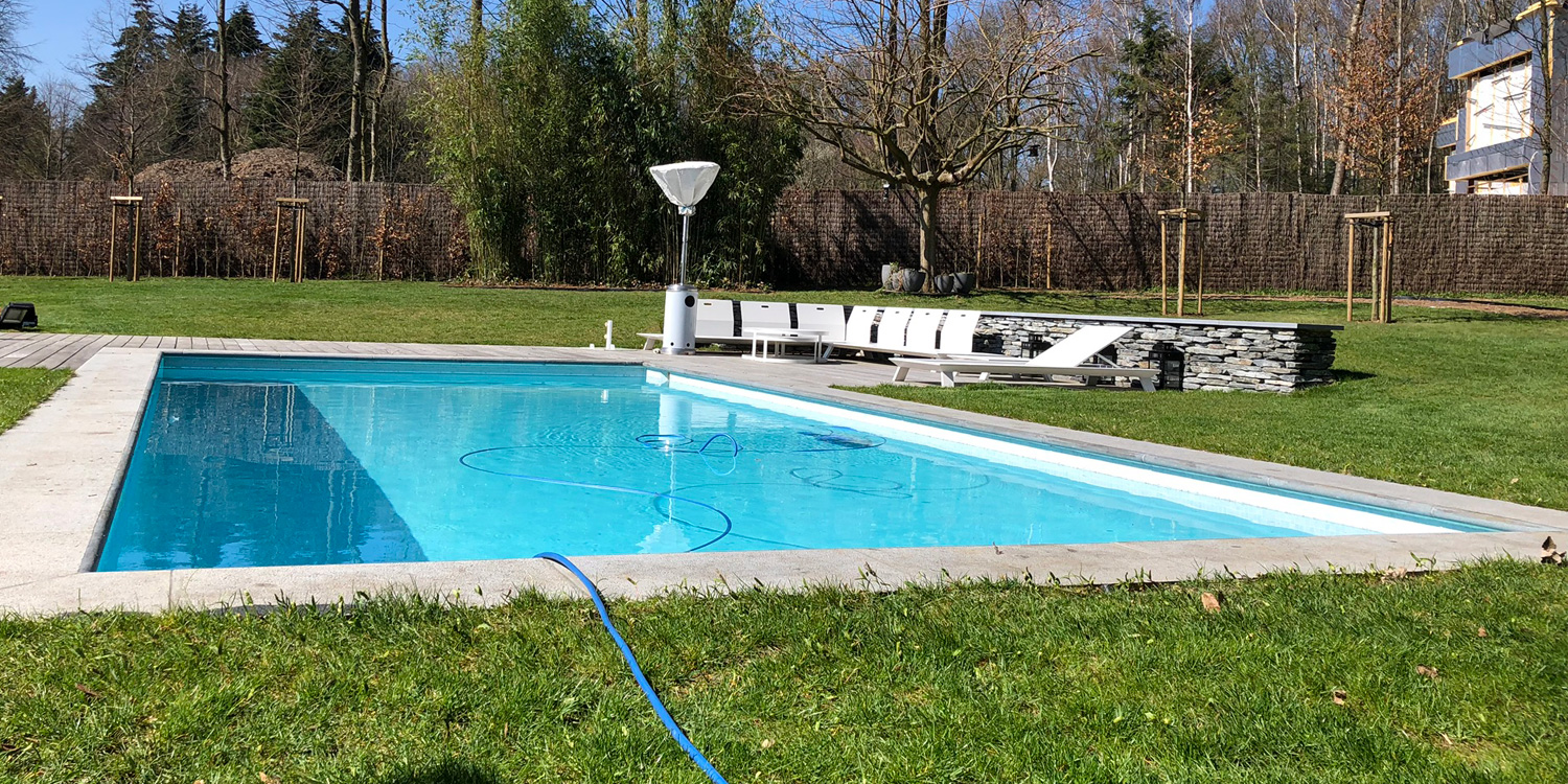 Piscine extérieure en mosaïque