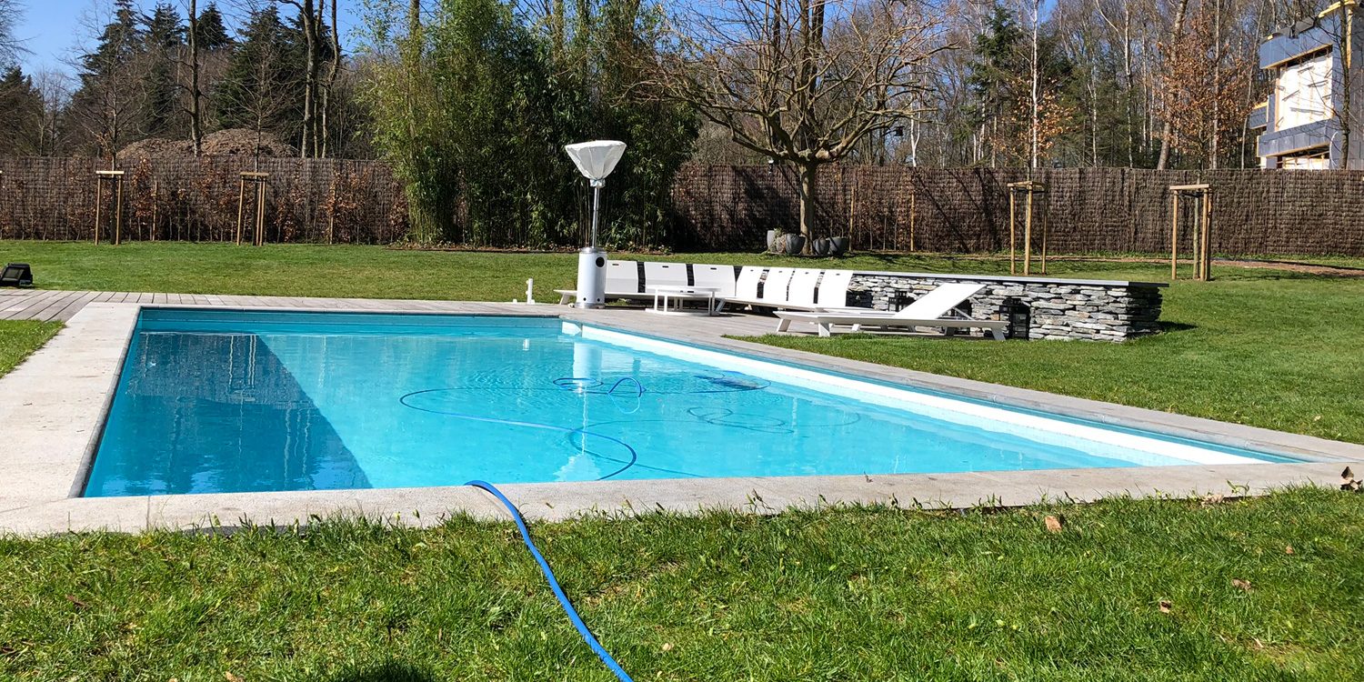 Piscine extérieure en mosaïque